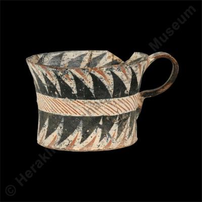 Single-handled cylindrical cup with concave walls